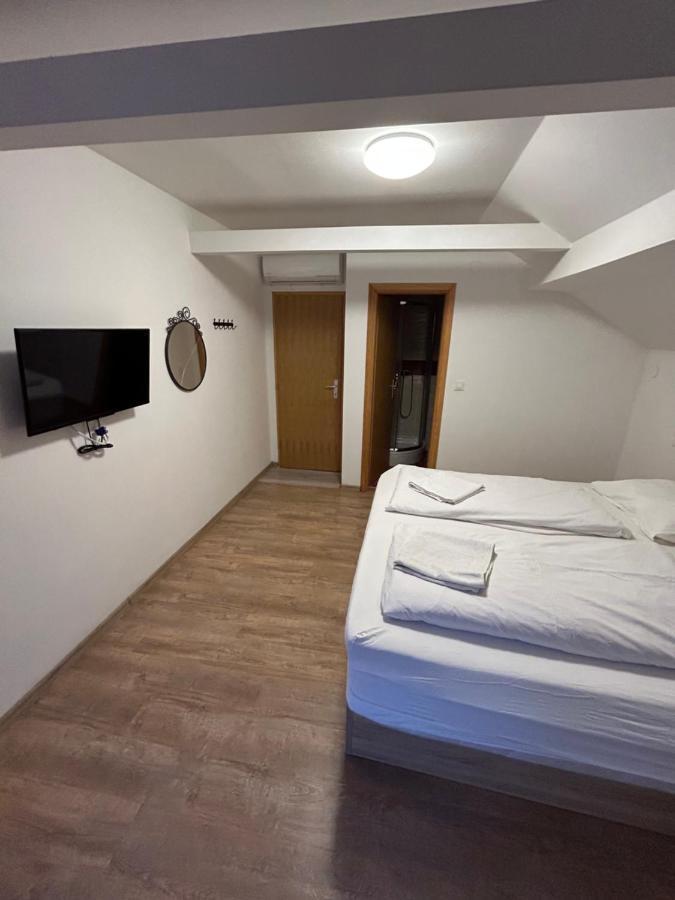 Sobe Zimmer Frei โปเชกา ภายนอก รูปภาพ