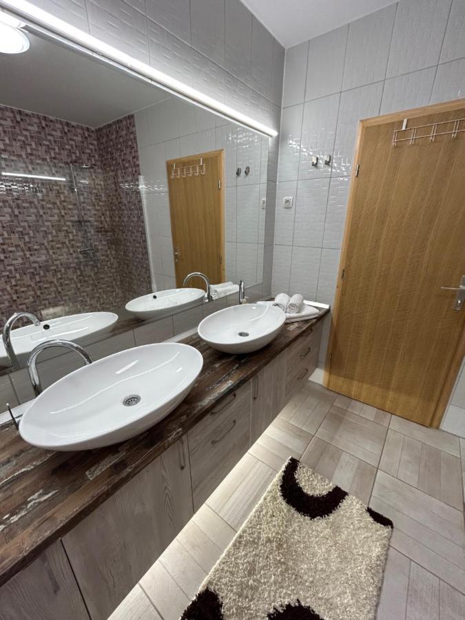 Sobe Zimmer Frei โปเชกา ภายนอก รูปภาพ